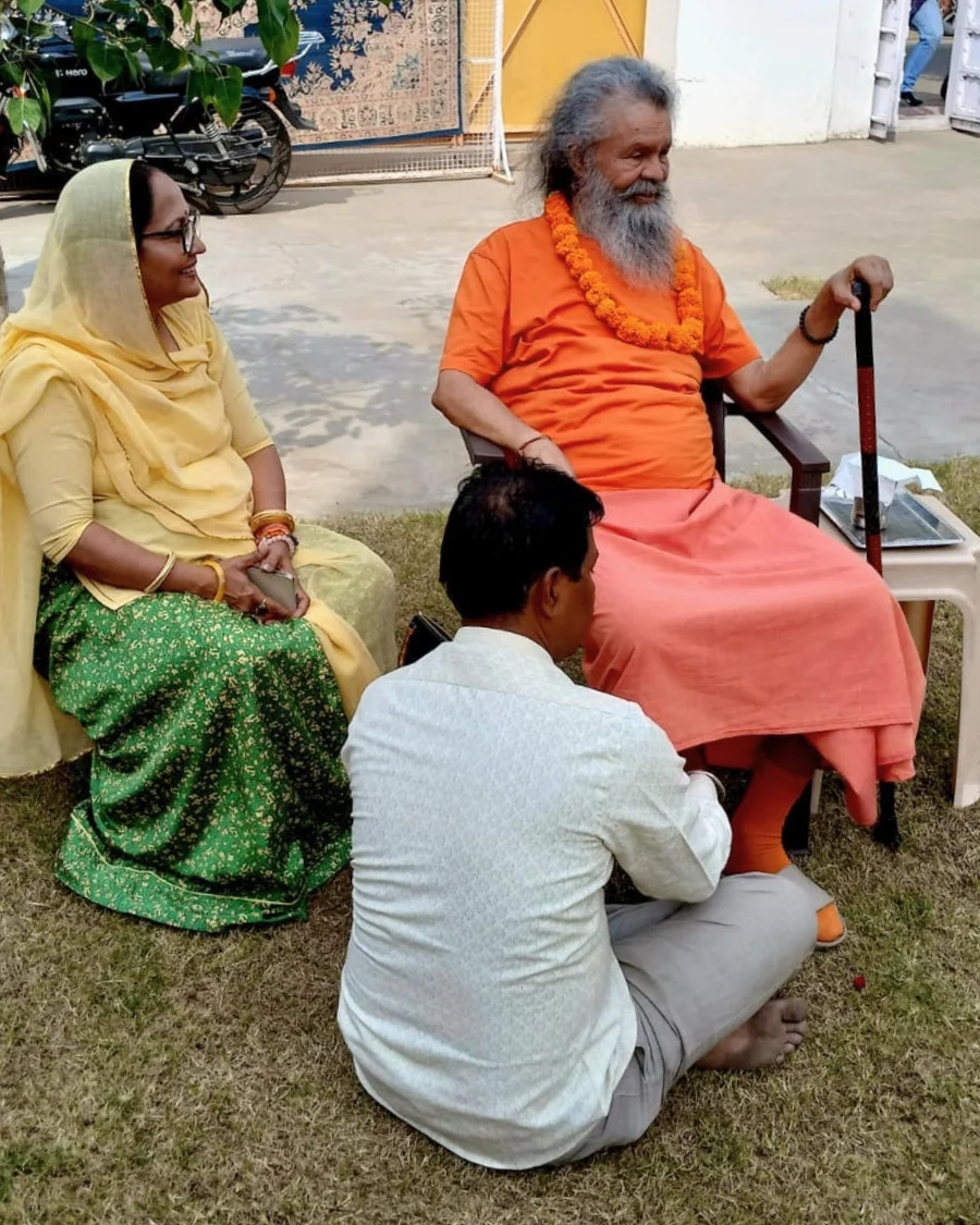 His Holiness Vishwaguru Paramhans Shree Swami Maheshwaranand Puri Ji smiling warmly and blessing Indian devotees and bhaktas.
